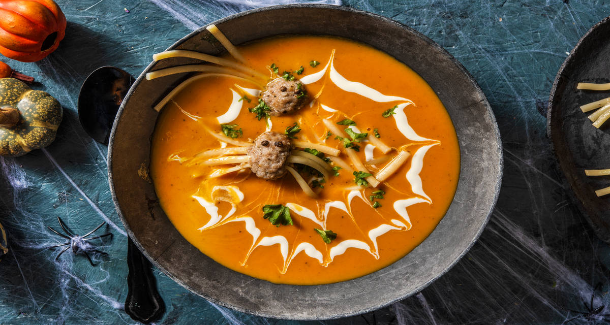 Soupe d'Halloween et ses boulettes de viande « araignées » Avec de la citrouille, des carottes, de la tomate et du lait de coco