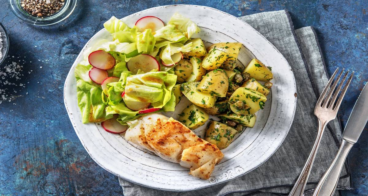 Filet de cabillaud et grenailles aux fines herbes Accompagnés d’une salade rafraîchissante