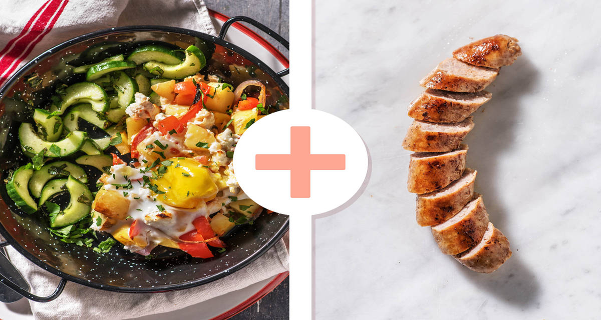 (HelloExtra) Plat de légumes au four avec un œuf et une saucisse de porc en extra Accompagné de feta et servi avec une salade de concombre aux aromates fraîches