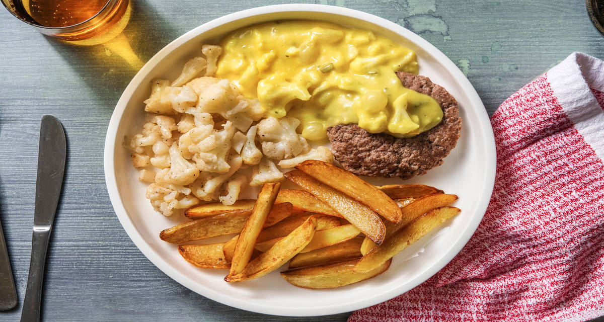 Steak haché et sa sauce aux cornichons maison servi avec du chou-fleur et des pommes de terre sautées