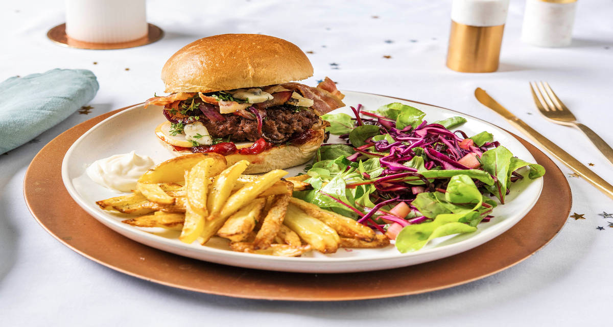 Burger de sanglier sauvage, frites et salade de pommes et chou rouge Suivi d'une mousse au chocolat noir