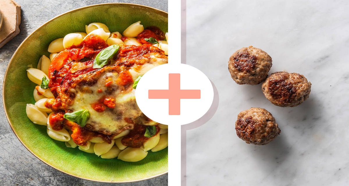 Gratin d'aubergine, conchiglie et boulettes de viande en extra préparé avec de la tomate, du fromage vieux et accompagné d'une salade