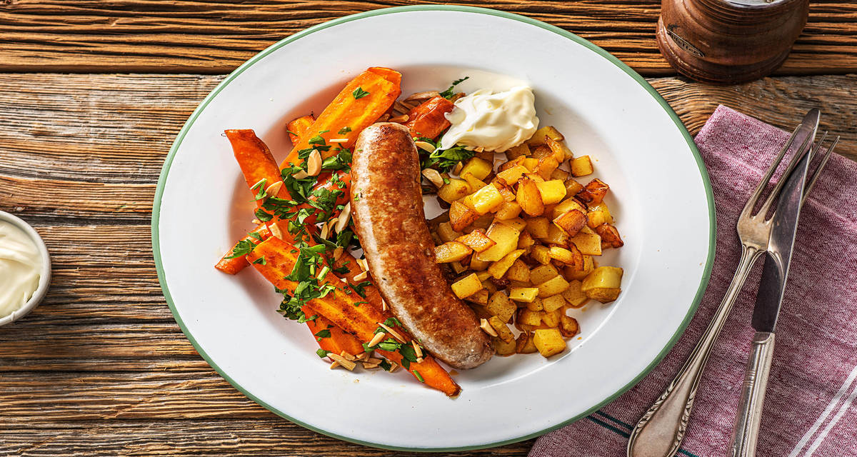 Saucisse de porc au paprika et aux amandes et patatas bravas Avec carotte rôtie et aïoli