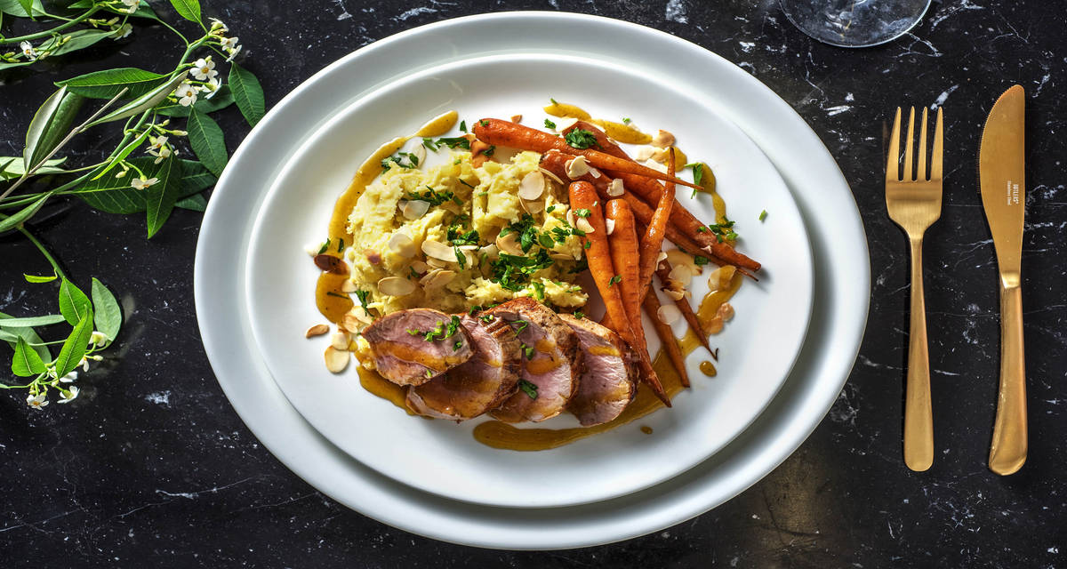 Filet mignon de porc et sa sauce à l'orange et au miel servi avec des carottes glacées