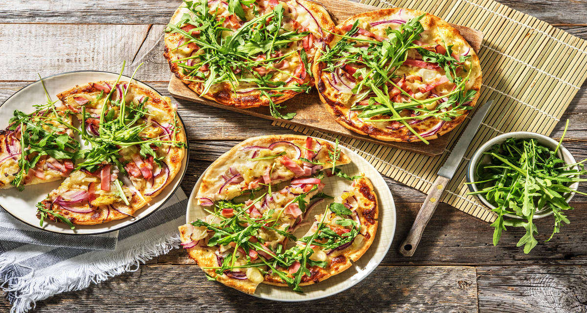 Pizza bianca sur pain plat garnie d'endives, de jambon blanc et de gouda