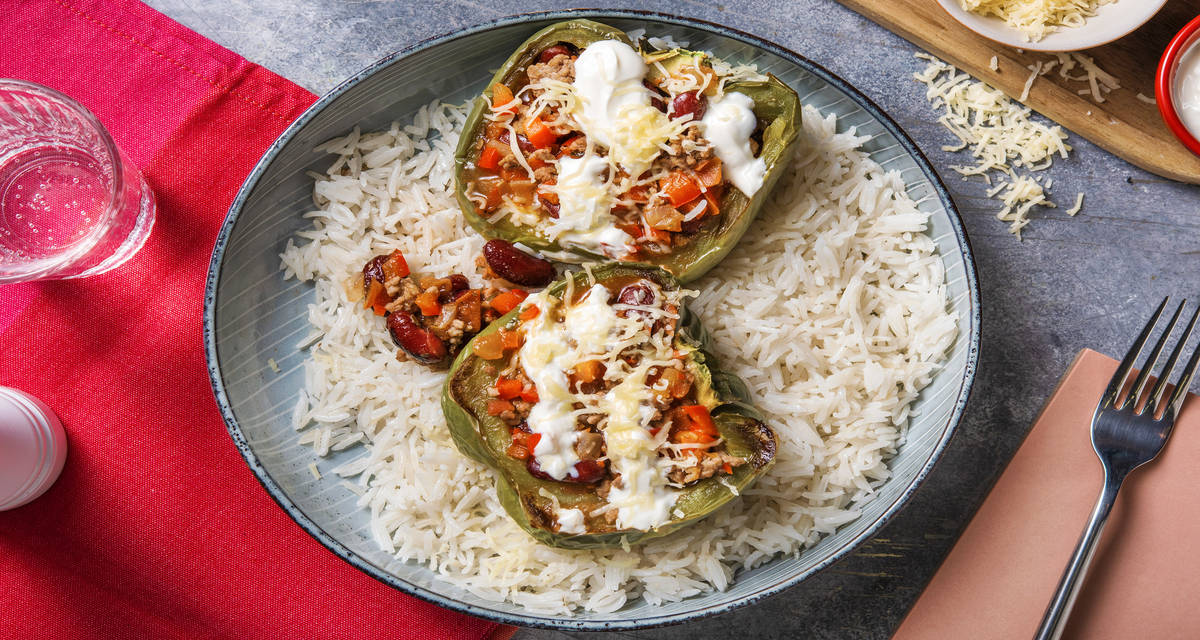 Poivrons farcis au chili con carne Accompagnés de riz basmati et de yaourt