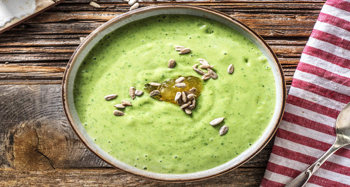 Smoothie banane-épinards accompagné d'un kiwi gold et de graines de tournesol