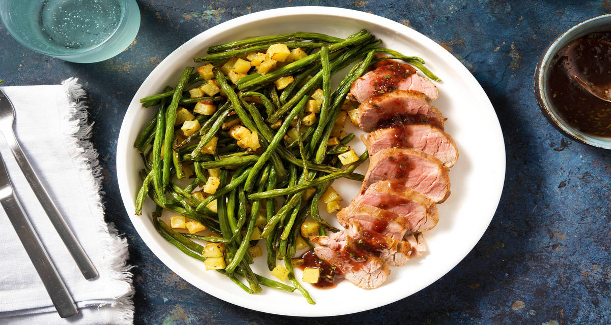 Filet de porc sauce fraise-balsamique avec des pommes de terre au romarin et des haricots verts au four
