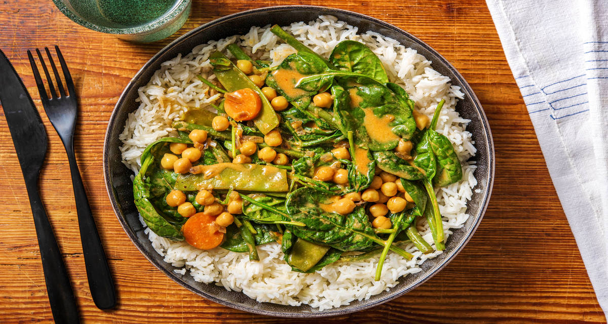 Curry doux aux épinards et pois chiches accompagné de beaucoup de légumes et de riz
