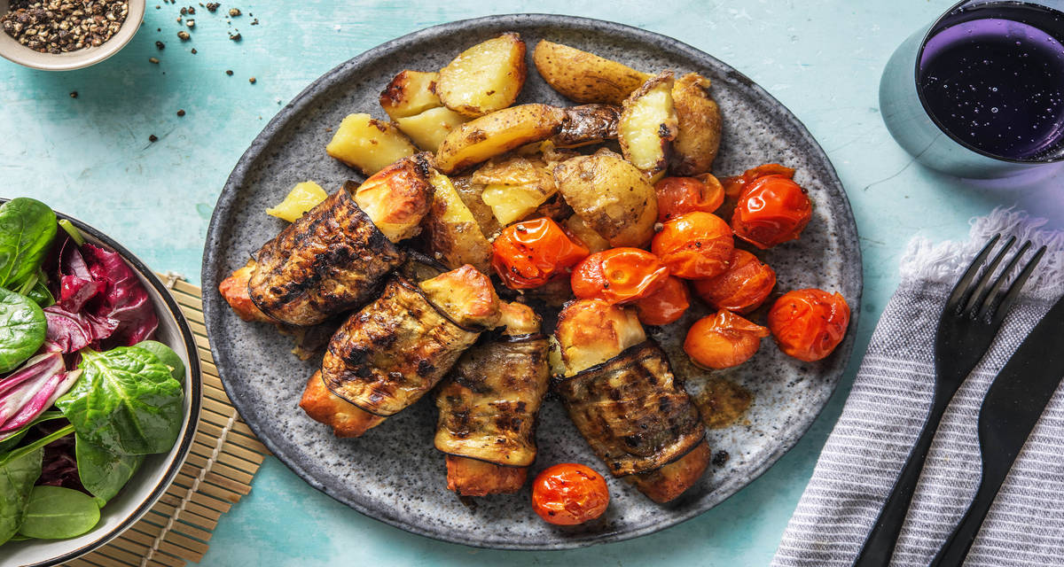 Roulades d’aubergine au halloumi et à la crème de basilic accompagnées de pommes de terre sautées et d’une salade