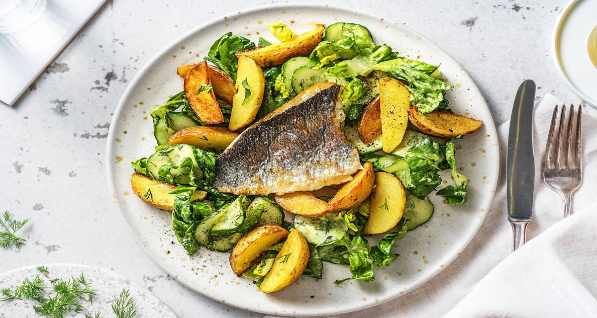 Salade scandinave et filet de dorade servie avec des pommes de terre sautées