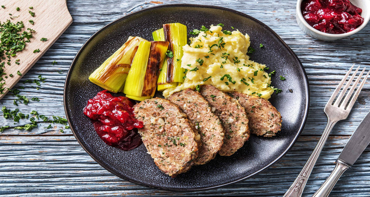 Pain de viande épicé accompagné de poireaux braisés, d'une purée et d'un chutney de canneberges