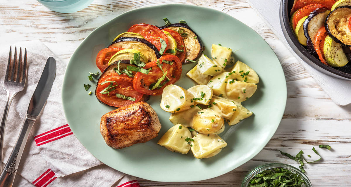 Filet de porc et tian de légumes servi avec une salade de pomme de terre crémeuse