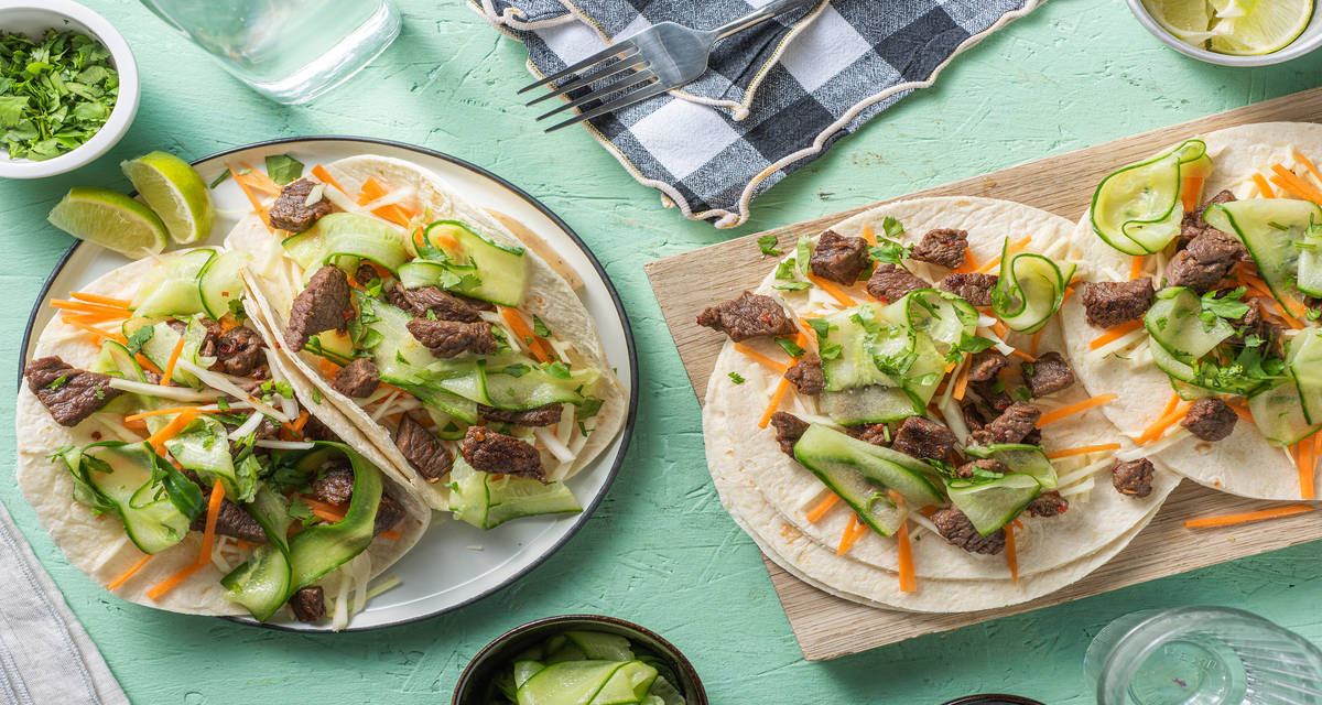 Wraps d'émincés végétariens marinés à l'asiatique accompagnés de crudités et de concombres à l'aigre-douce