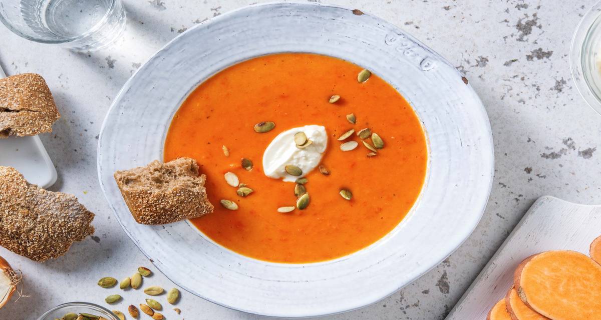 Soupe de poivron et patate douce accompagnée d'une ciabatta et de crème fraîche