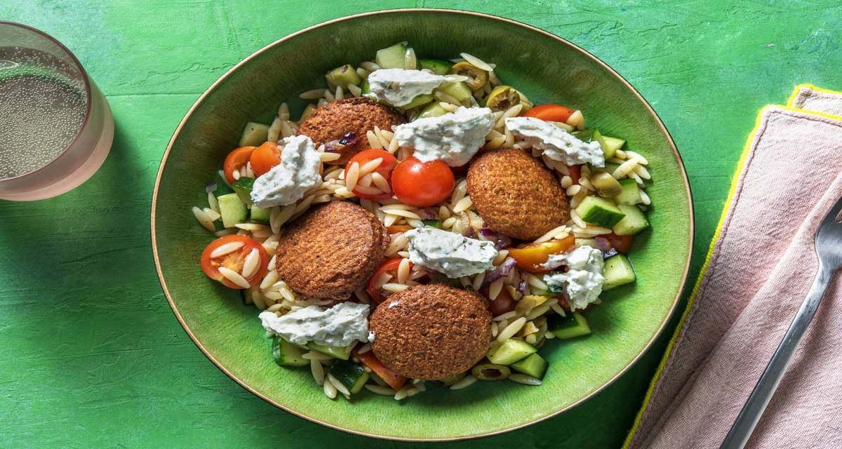 Salade d’orzo aux falafels et sauce à la feta Préparée avec des olives, des tomates cerises et du concombre