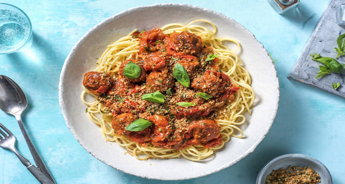 Boulettes vegan à la sauce tomate garnies de câpres et d’herbes fraîches