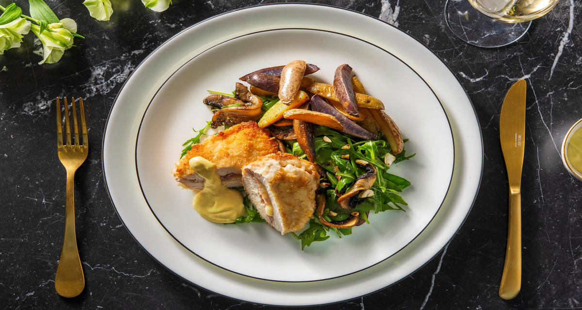 Cordon bleu de poulet maison et pommes de terre arc-en-ciel servis avec une mayonnaise à la moutarde et au miel et une salade verte