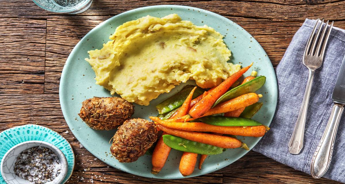 Bûches ardennaises maison accompagnées de mange-tout, de carotte et d'une purée de pommes de terre