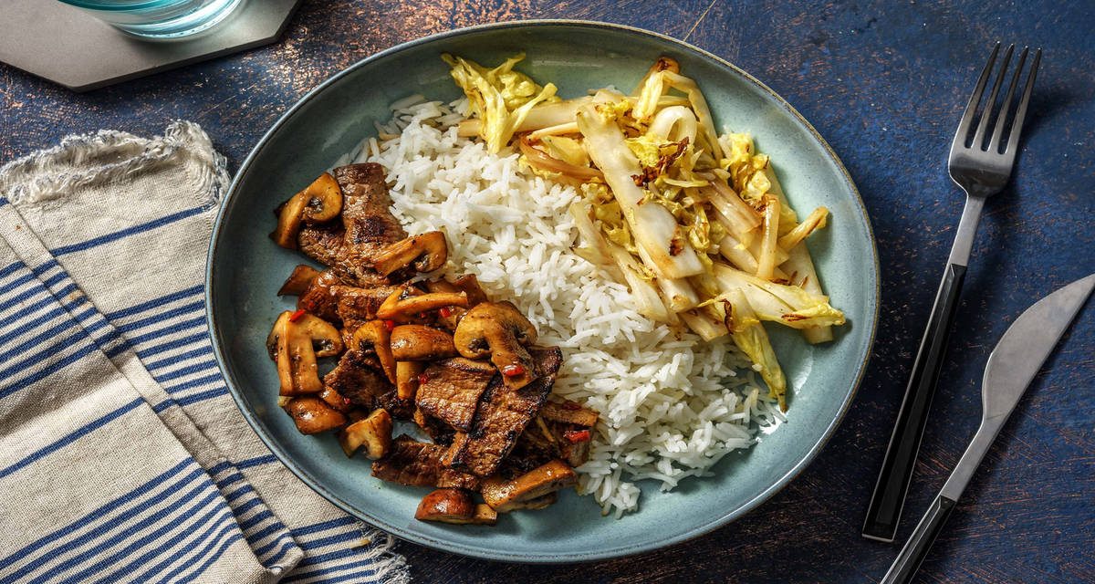 Émincés de boeuf à la coréenne avec du riz accompagnés de chou pointu et d'une sauce asiatique douce
