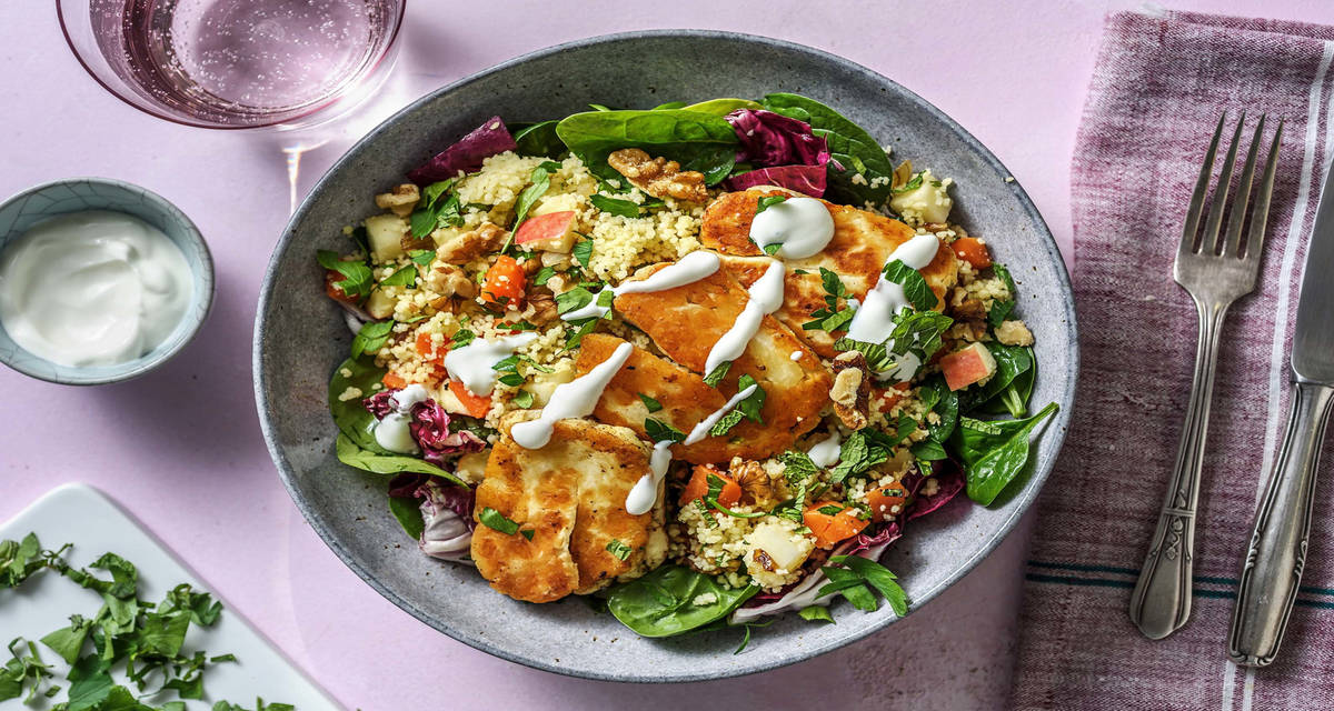 Salade de couscous complet au halloumi et aux carottes Garnie de pomme et de noix