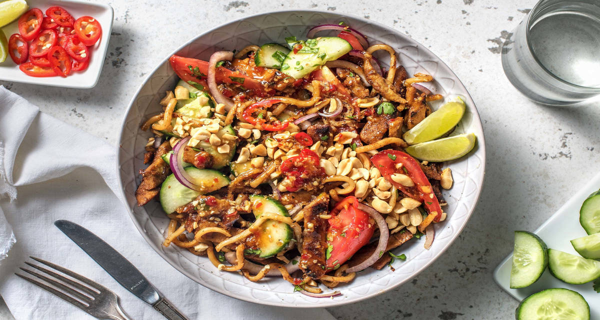 Salade fusion thaïlandaise aux émincés végétariens accompagnée de nouilles udon et de coriandre fraîches