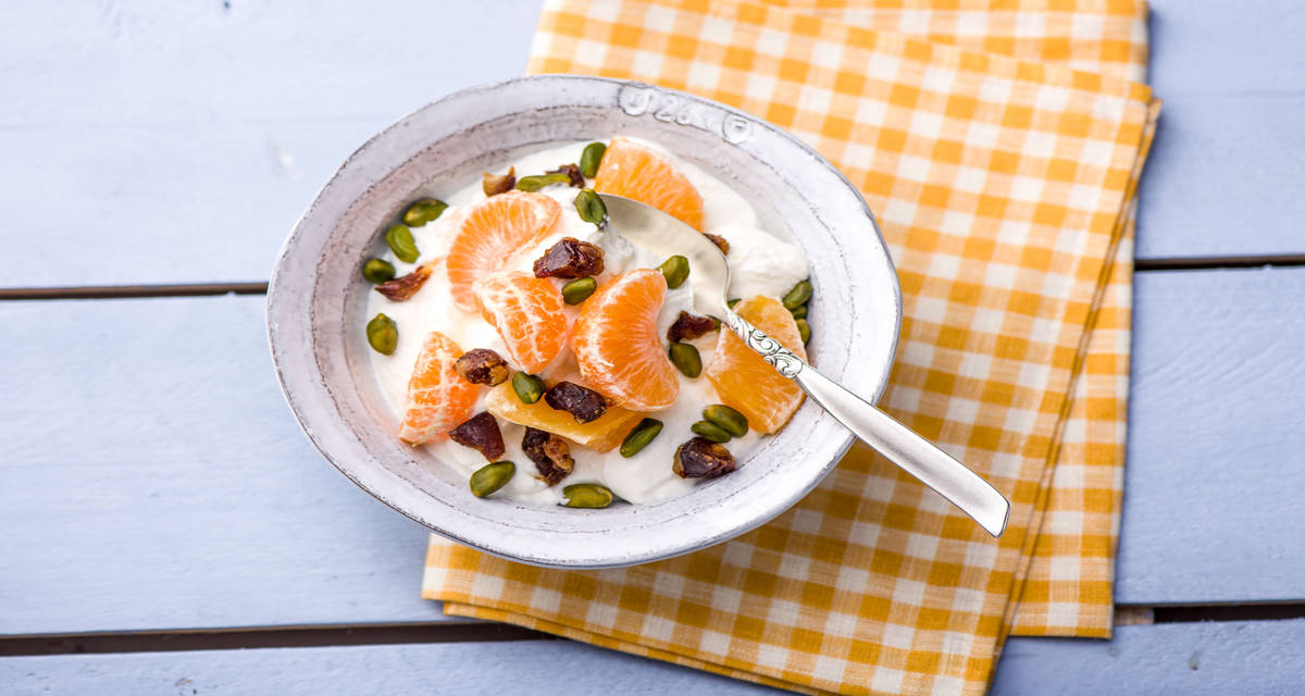 Fromage blanc entier aux fruits Garni de pistaches et de dattes
