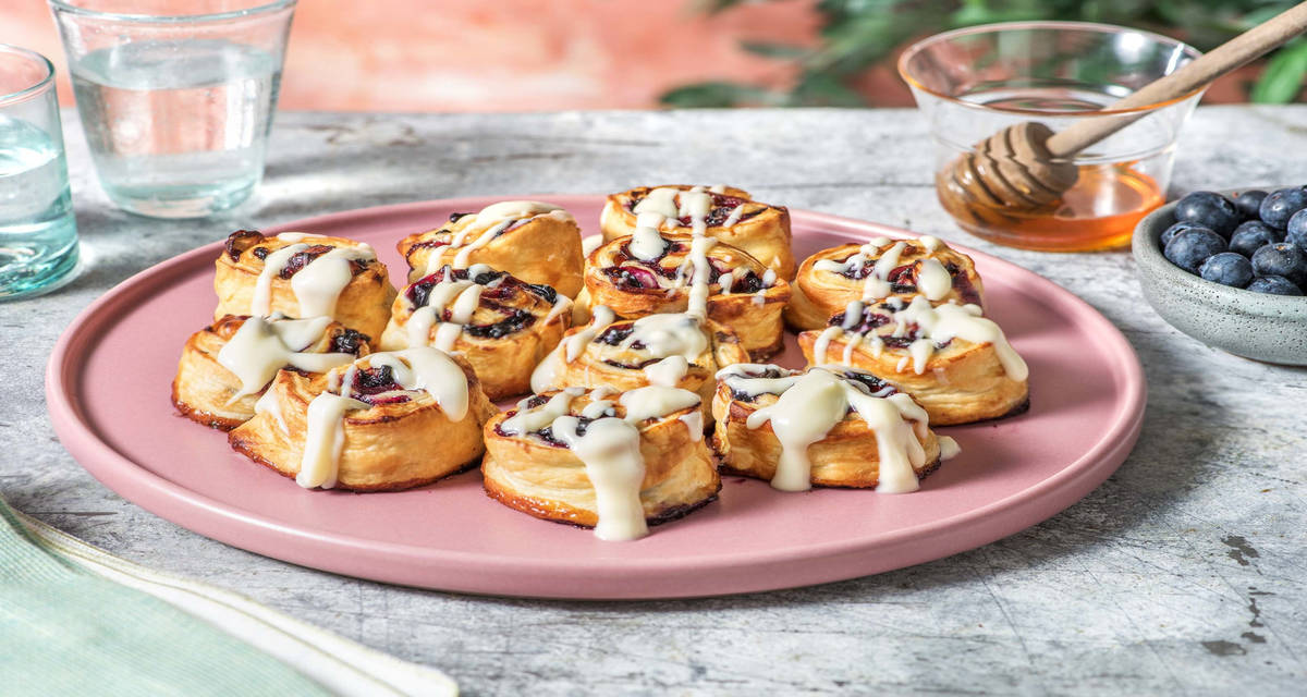 Rolls aux myrtilles garnis de noisettes et nappés de crème fraîche +/- 12 parts | À cuisiner à la maison avec des ingrédients frais