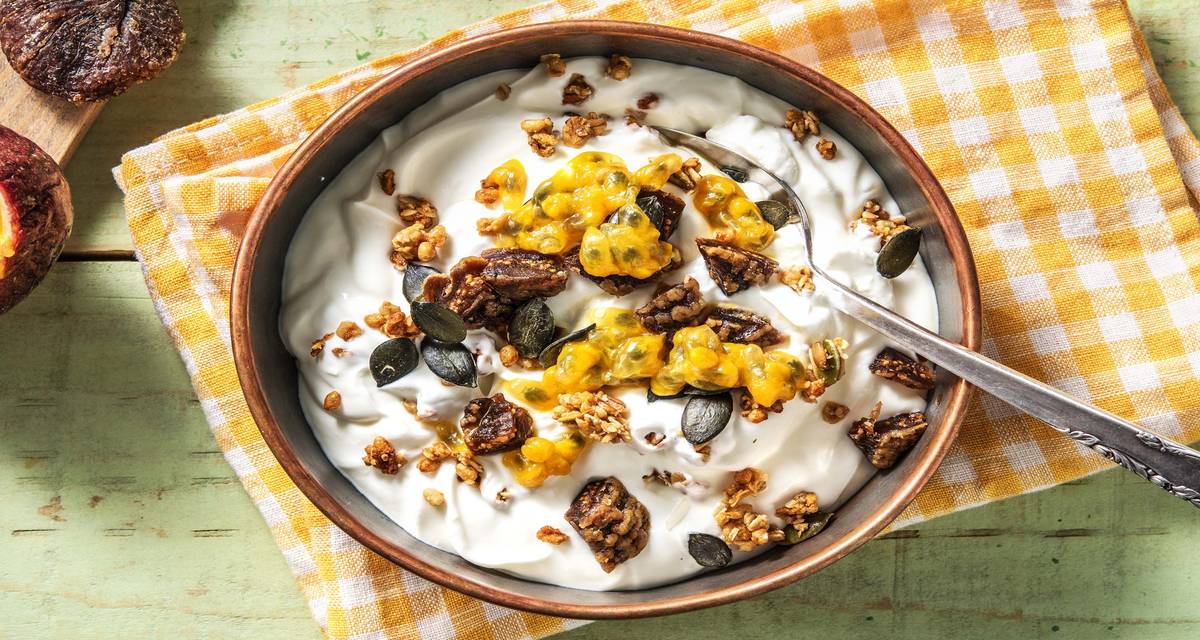 Yaourt grec aux fruits de la passion Avec des figues et des graines de courge