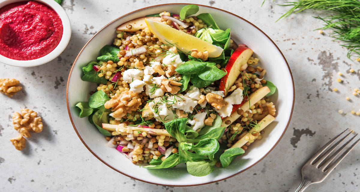 Salade de couscous perlé et de lentilles à la crème de betterave rouge préparée avec du chèvre, de la pomme et de l'aneth