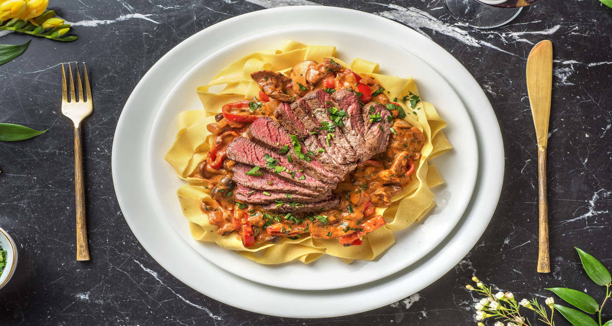 Steak Stroganoff servi avec des pappardelle fraîches et des champignons