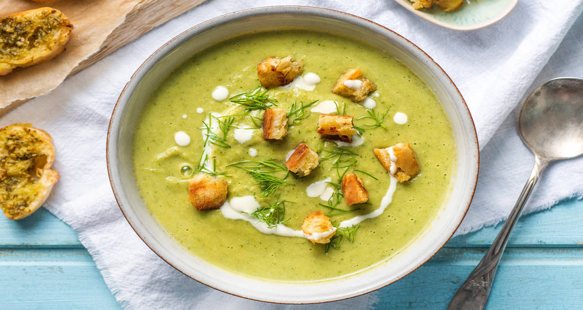 Zomerse soep met courgette en dille met zelfgemaakte croutons en pesto-bruschetta's