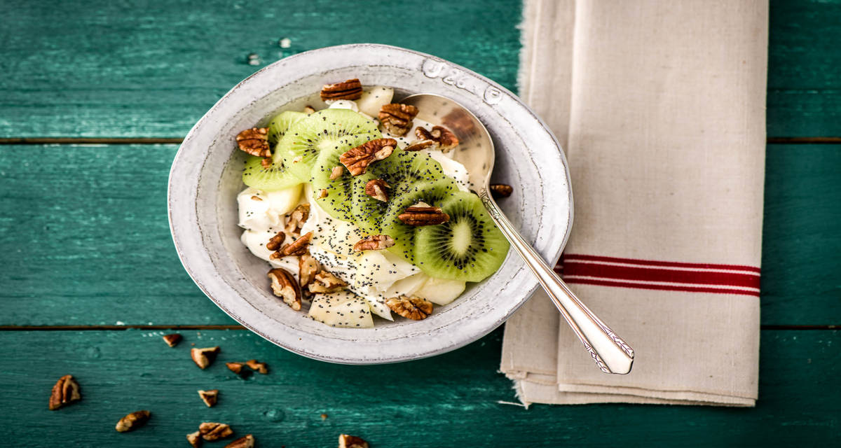 Fromage blanc entier au kiwi avec des poires et des noix de pécan