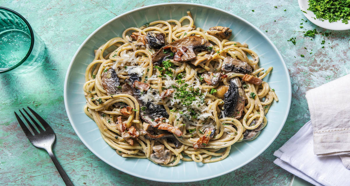 Spaghetti à la crème de champignons et aux lardons avec portobello, pecorino et persil frais