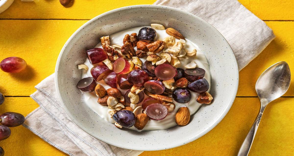 Yaourt bulgare aux raisins accompagné d'un mélange de noix
