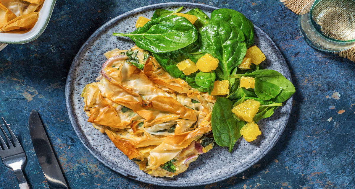 Tourte au potimarron préparée avec des épinards et du poireau, accompagnée d'une salade à l'orange