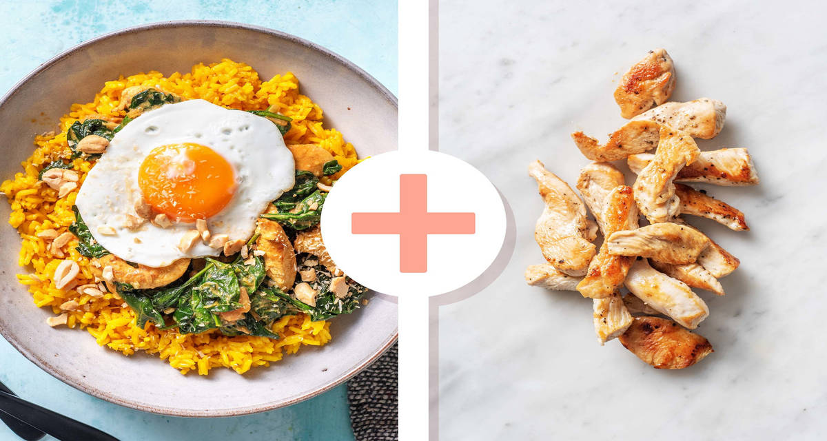 Curry d’épinards à la noix de coco et émincés de poulet en extra servi avec du riz jaune et un œuf au plat, garni de noix de cajou
