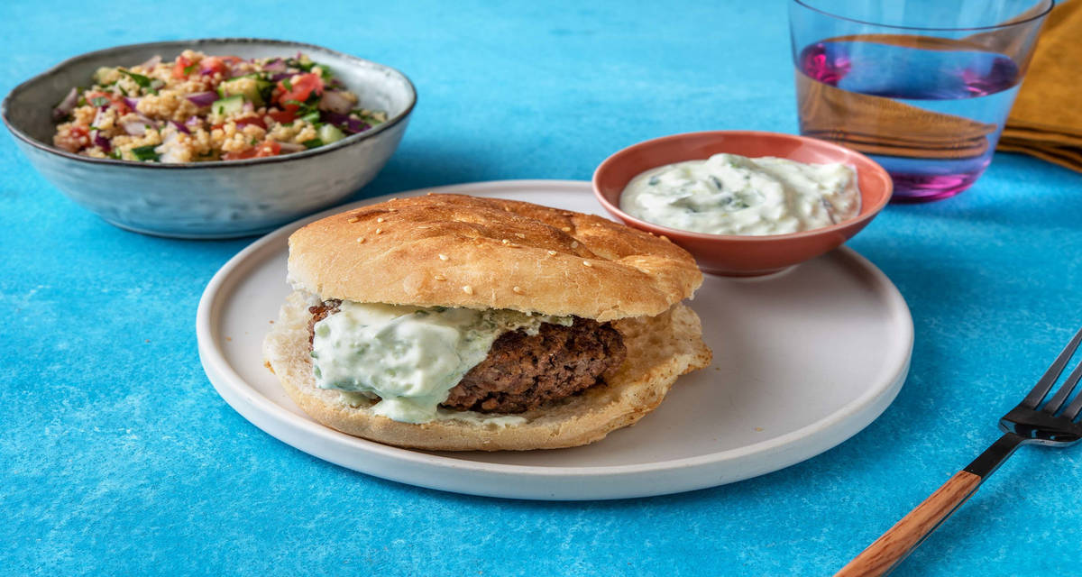 Burger d'agneau sur pain turc accompagné de tzatziki et de semoule en salade