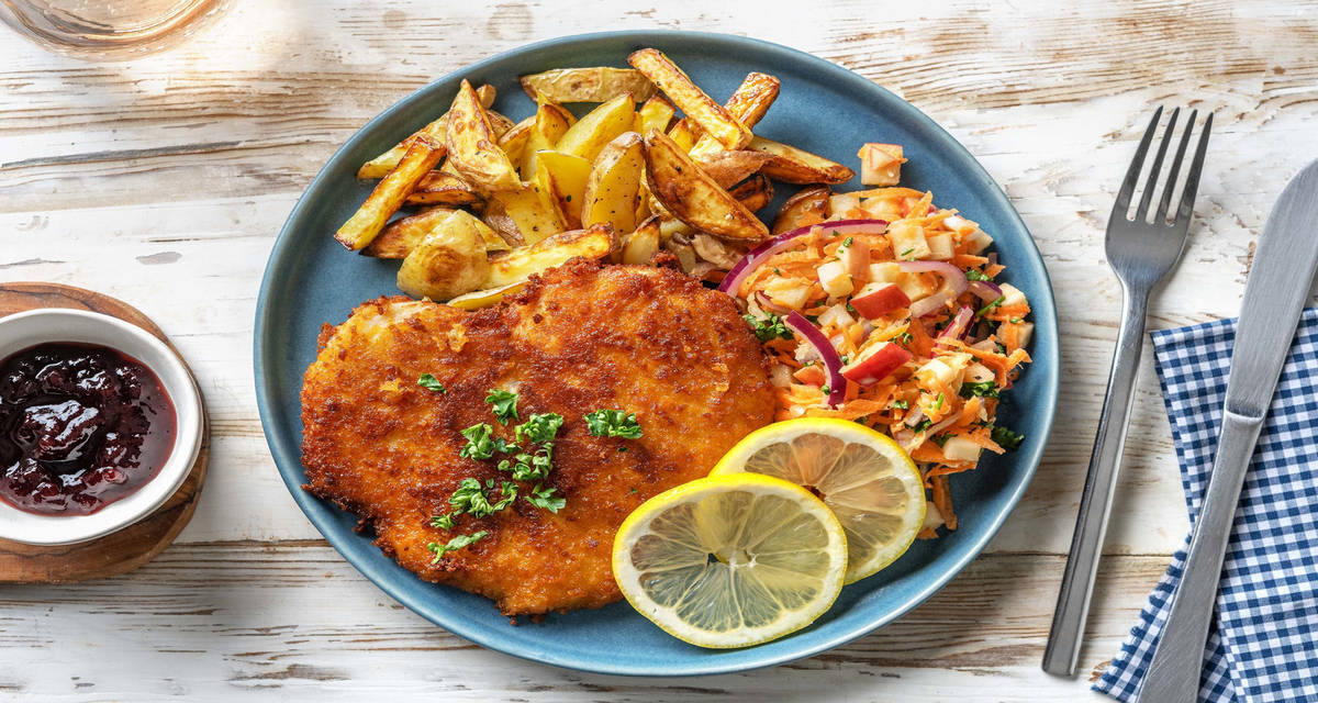 Escalope viennoise et frites au four accompagnées d'une salade de choucroute et d'un chutney de canneberges