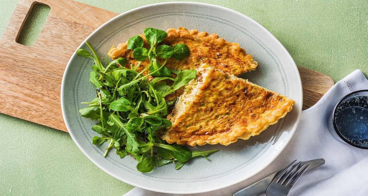 Quiche lorraine poireaux-lardons préparée avec de la crème aigre et servie avec une salade