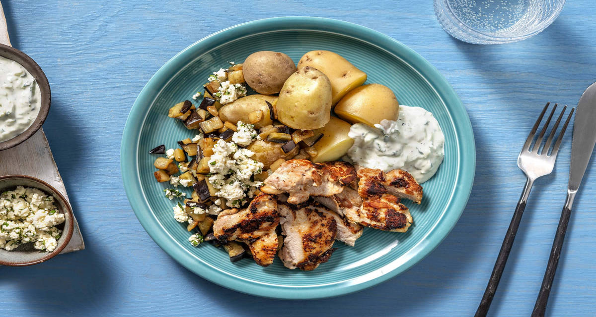 Cuisse de poulet, aubergine, tzatziki maison et grenailles garnis d’origan frais et de fromage grec