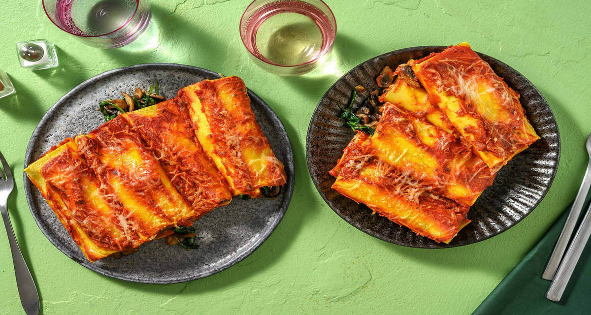Cannelloni fourrés à la crème d’épinards et de champignons préparés avec des feuilles de lasagnes fraîches et des épices italiennes