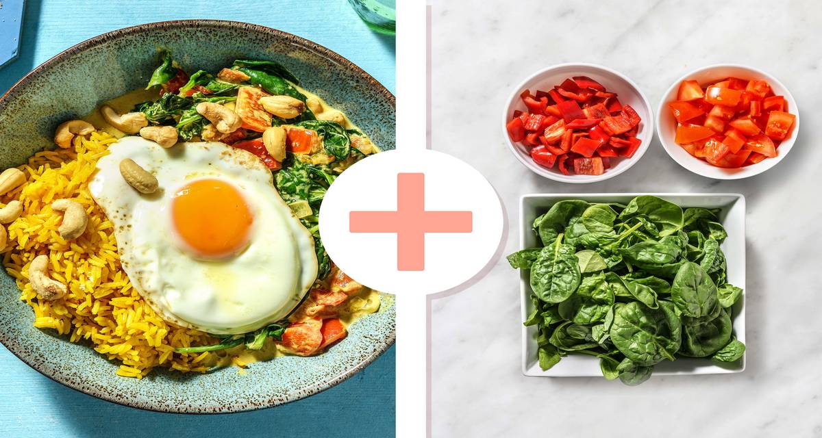 Curry d’épinards à la noix de coco avec riz jaune et œuf au plat poivron rouge pointu, épinards et tomates en extra