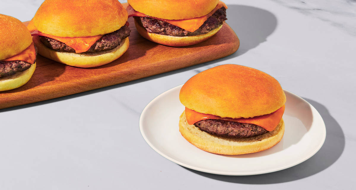 Juicy Cheddar Cheeseburgers Ground Beef, Cheddar Cheese & Brioche Buns | 4 Servings