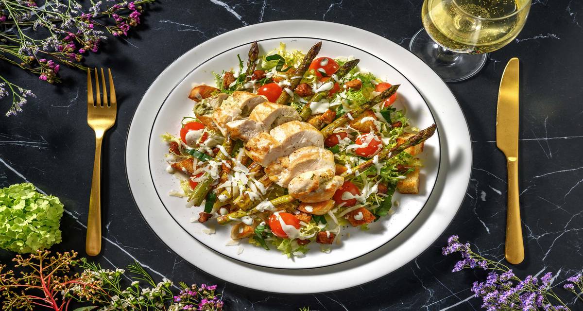 Salade gourmet au filet de poulet, asperges vertes et chorizo croûtons maison et vinaigrette au basilic