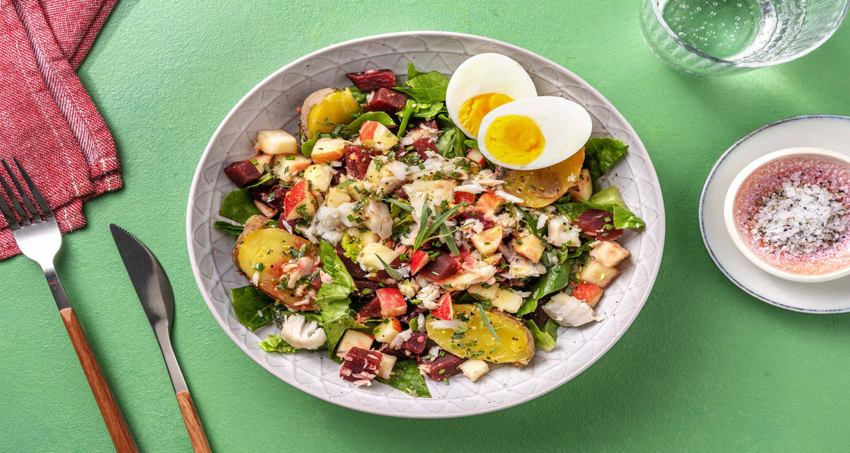 Salade de grenailles à la betterave et à la truite fumée garnie de pomme, d'estragon et d'un œuf dur