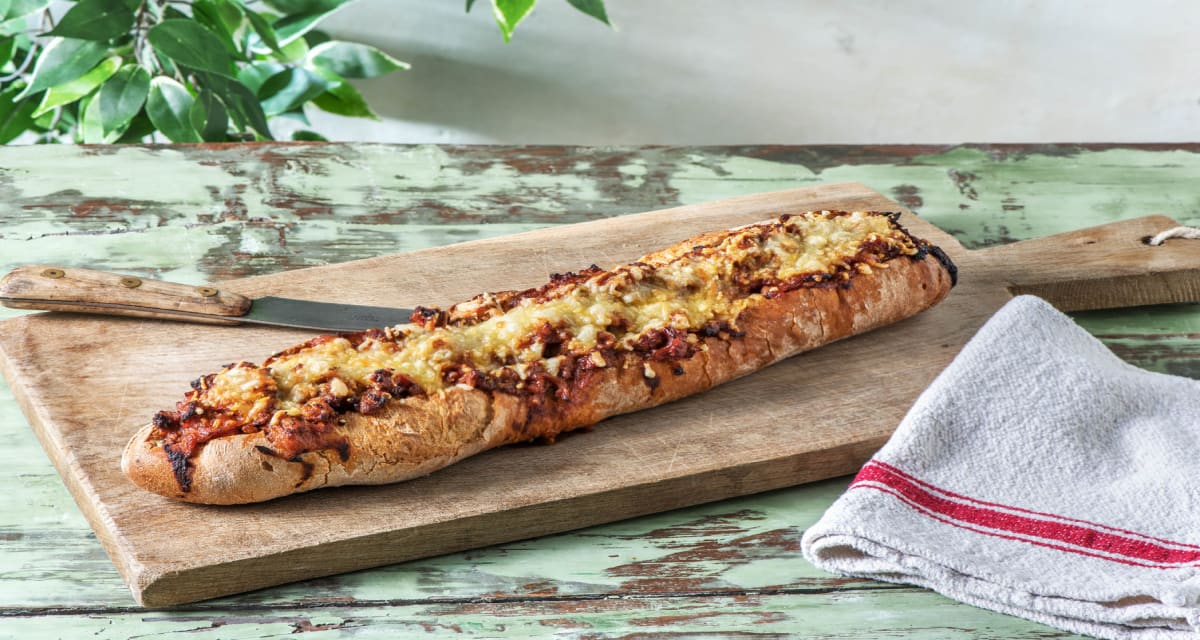 Überbackenes Baguette gefüllt mit Bolognese Rezept | HelloFresh