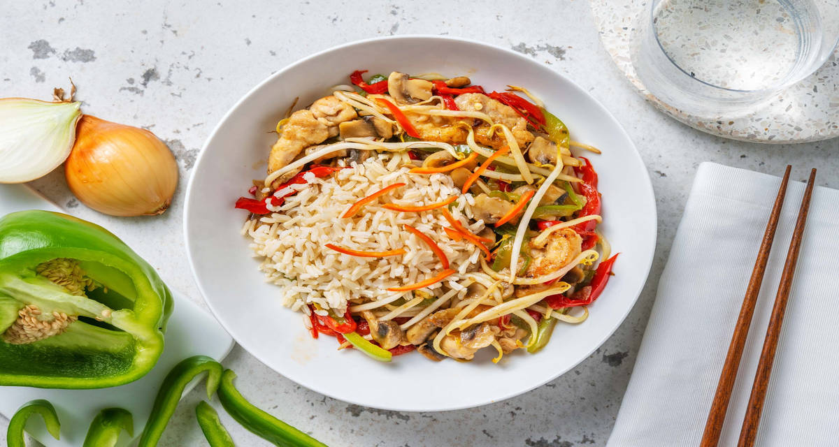 Tjap tjoy au poulet servi avec du riz complet
