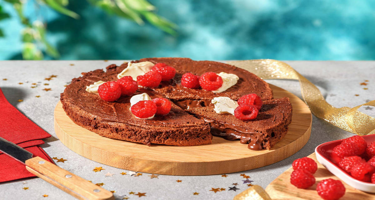 Moelleux au chocolat 4 portions | garni de framboises et de crème fraîche