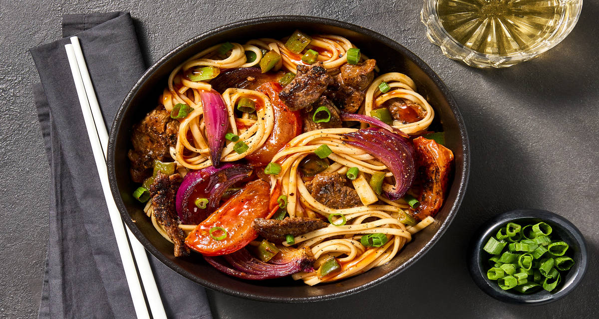 Tangy Steak & Bell Pepper Lo Mein with Tomato & Red Onion